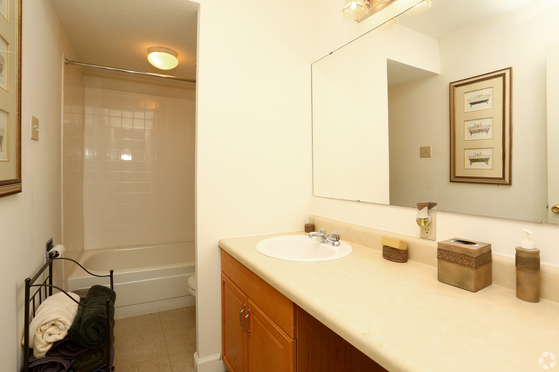 Woodlands Apartments bathroom in Saint Louis, MO