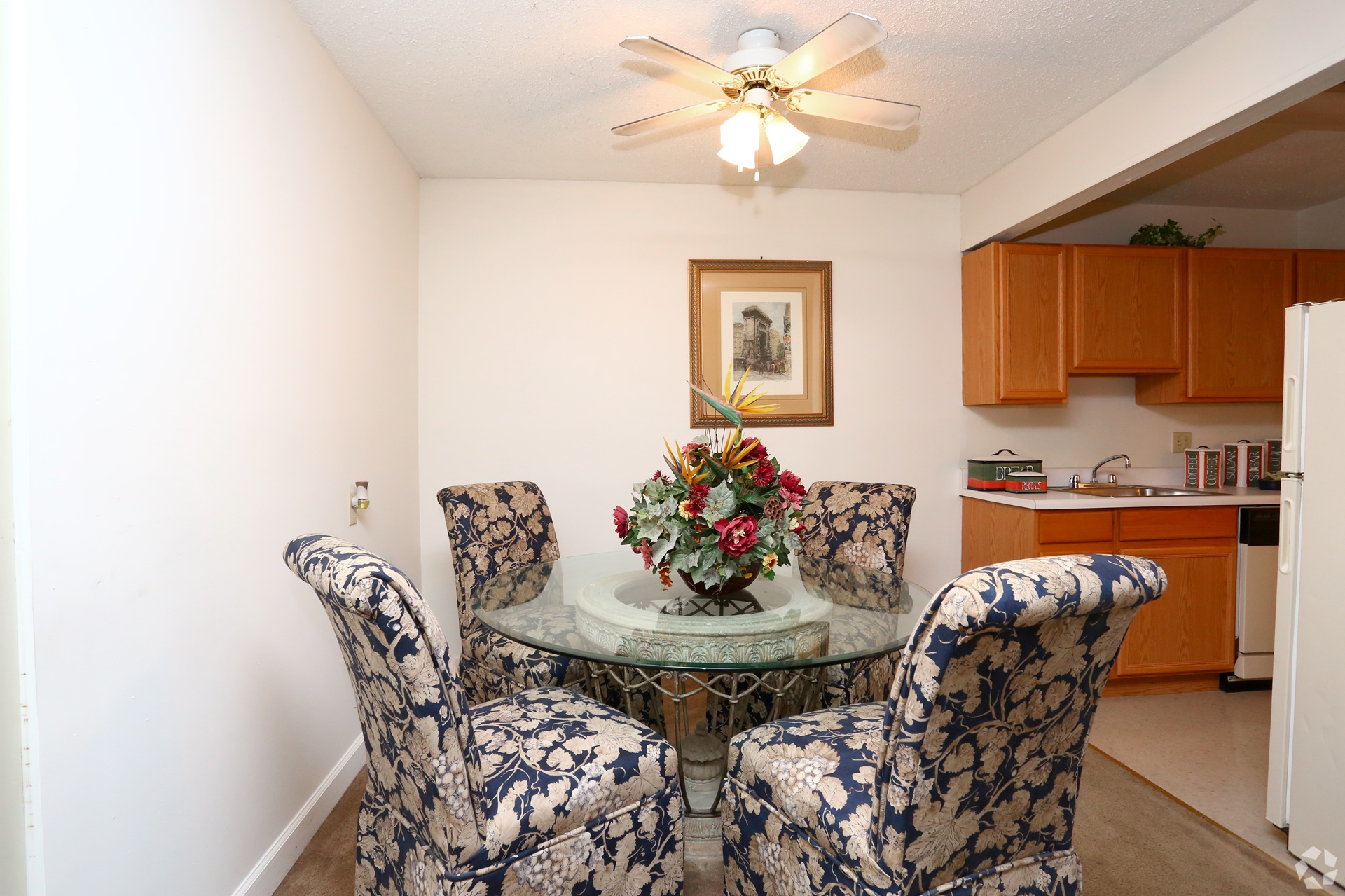Woodlands Apartments dining room in Saint Louis, MO