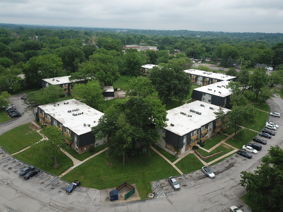 Woodlands Apartments exterior in Saint Louis Missouri