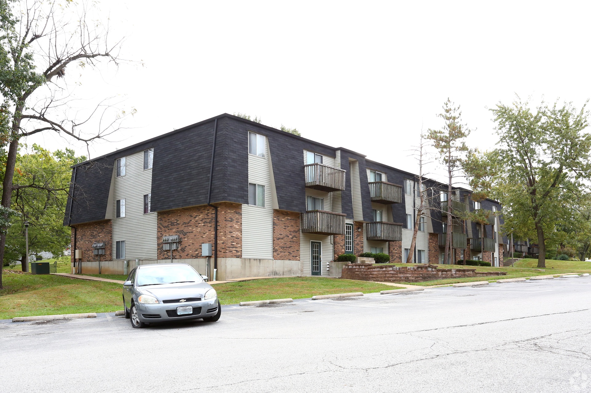Woodlands  Apartments exterior view in Saint Louis Missouri