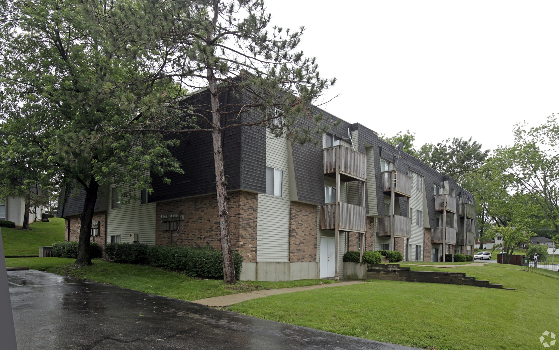Woodlands Apartments exterior in Saint Louis, MO