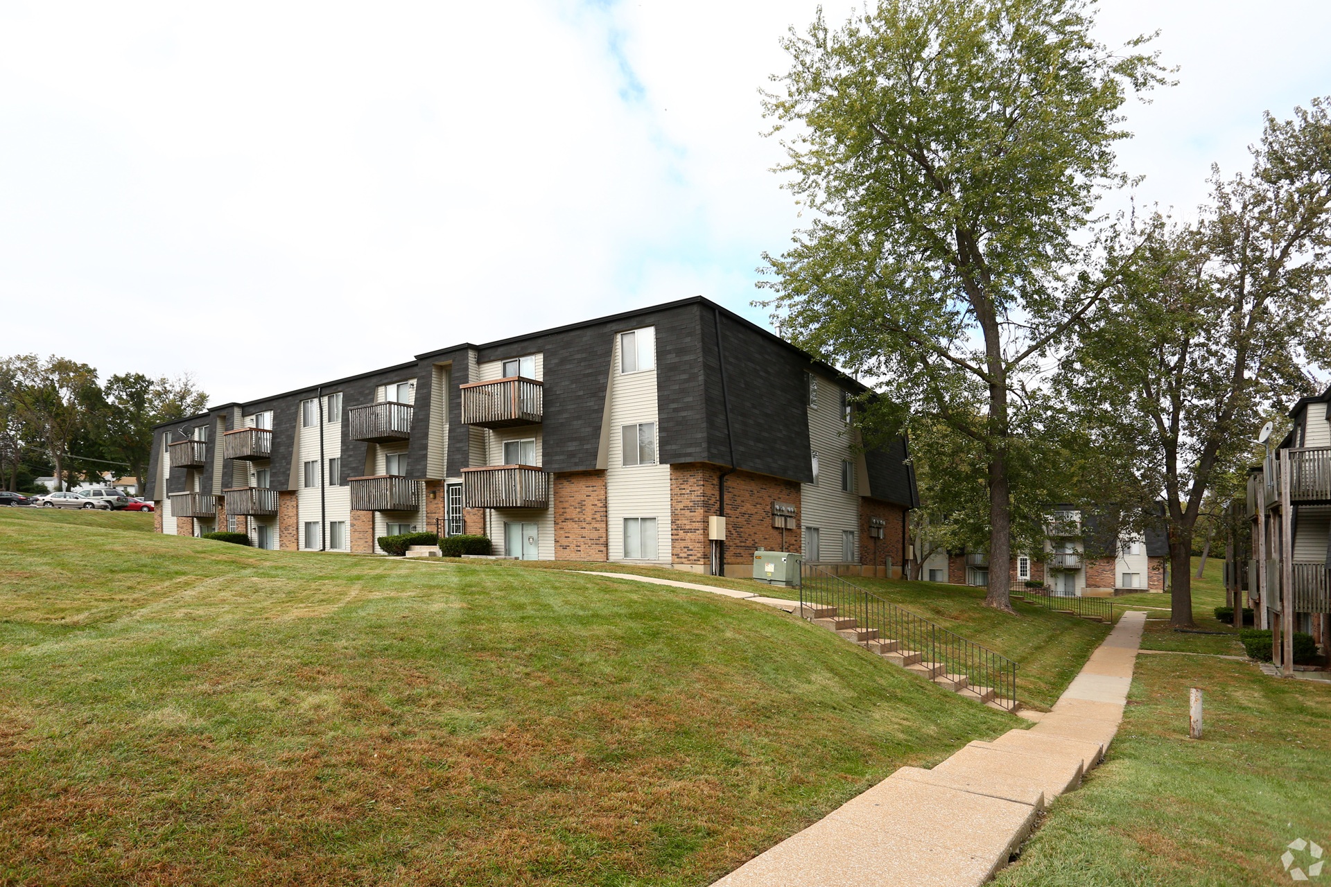Woodlands Apartments community view in Saint Louis Missouri