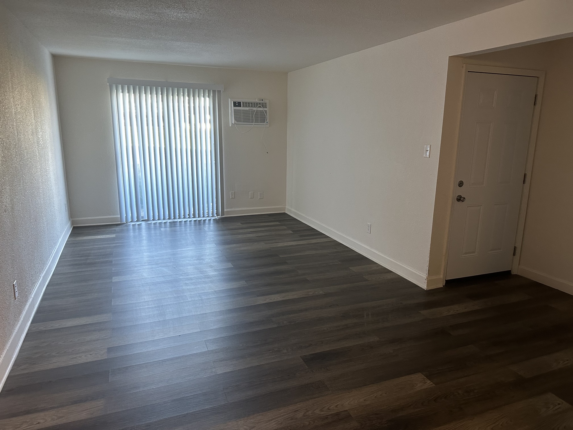 Woodlands Apartments living room in Saint Louis, MO